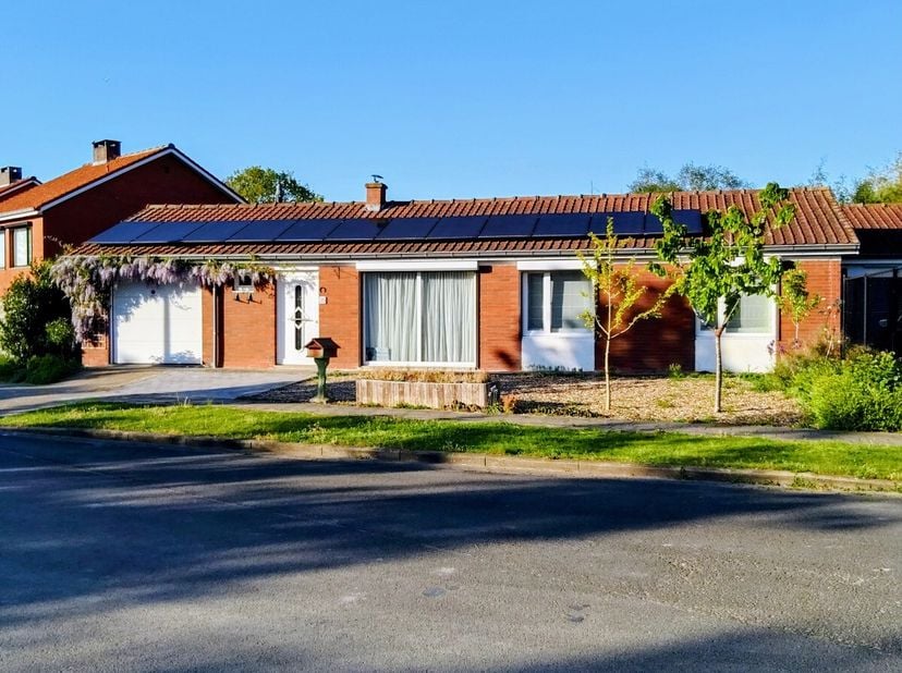 À vendre : maison semi-ouverte prête à emménager à Veurne, située Nachtegalenlaan, en périphérie de la ville, proche des écoles et des transports en c