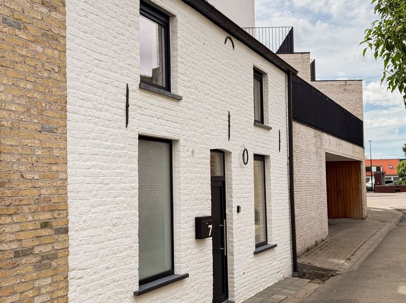 TE KOOP - ZONNIGE EN RUSTIGE WONING in HANDZAME - Pal in het centrum van Handzame, bevindt zich deze volledig gerenoveerde en instapklare woning.  All