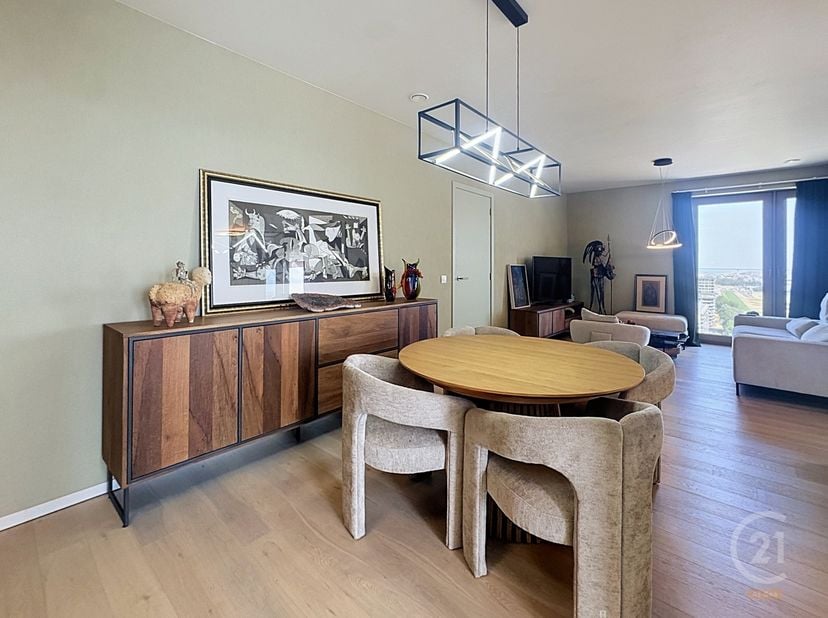 Situé au 17ᵉ étage d'une résidence contemporaine construite en 2025, ce magnifique appartement d'angle bénéficie d'une situation privilégiée dans la T