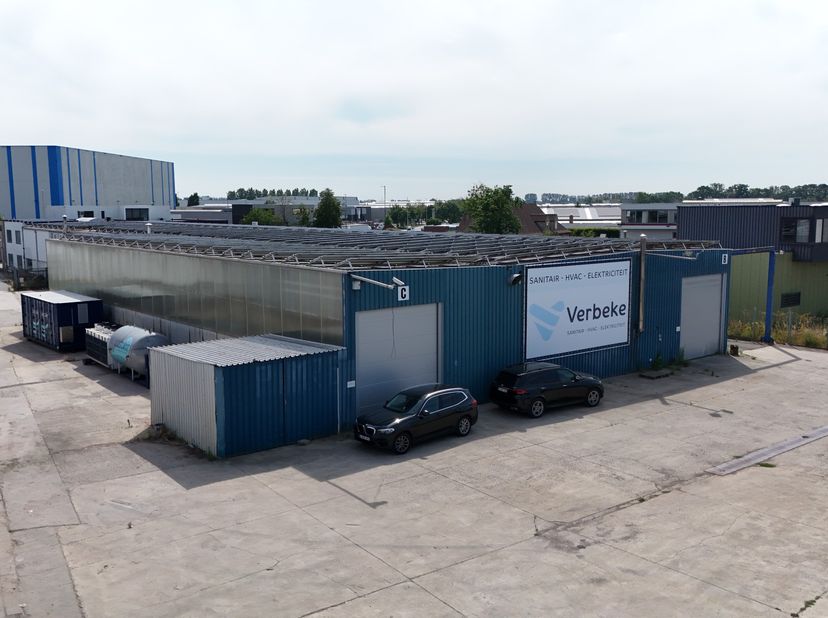 Magazijnruimte van 560m² is uitstekend gelegen in Deinze, op slechts 1 km van de E17. Dankzij deze strategische ligging geniet u van een vlotte verbin