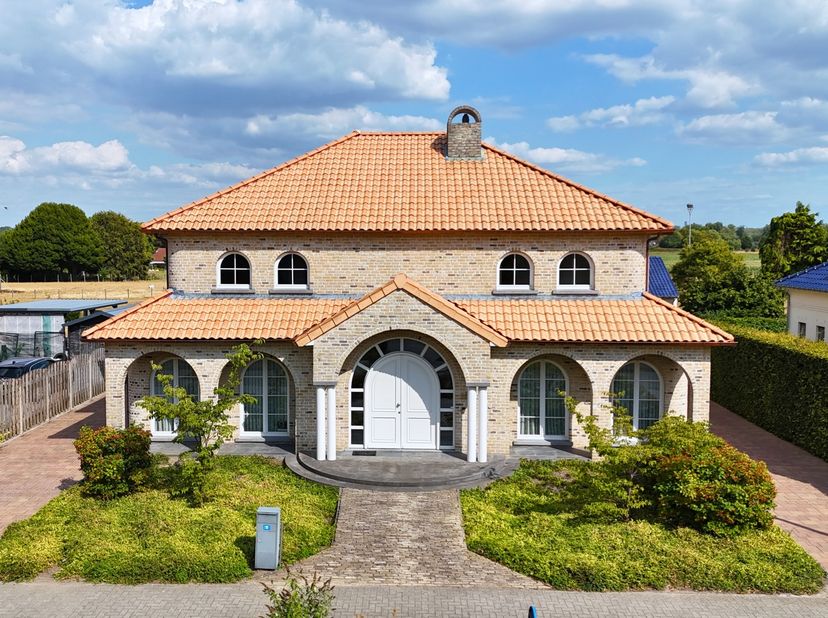 Te koop: royale villa op ruim perceel in een rustige straat te Leut<br />
<br />
Adres: Sint-Pieterstraat 12, 3630 Maasmechelen<br />
<br />
Deze vill