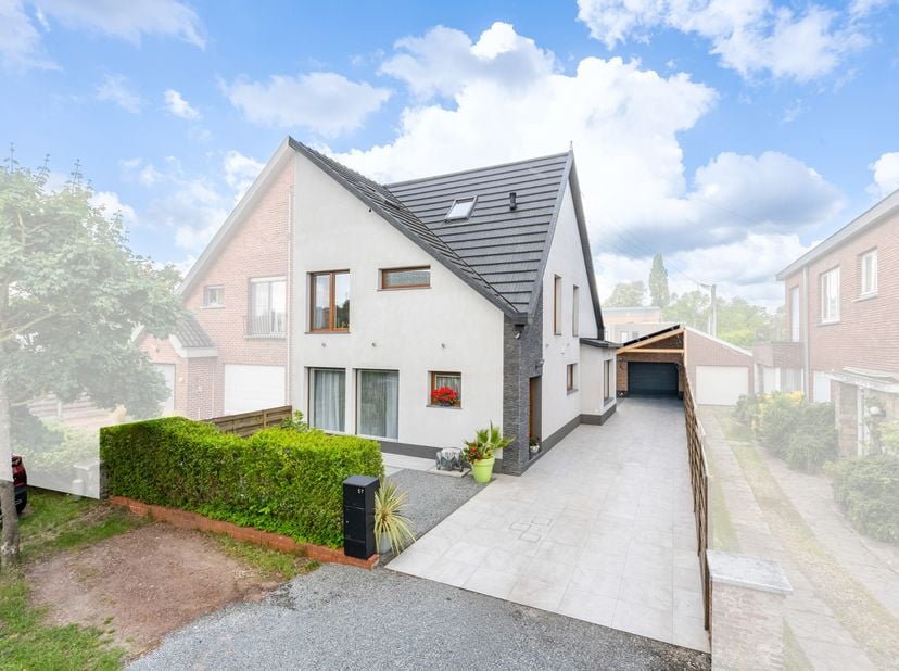 Bent u op zoek naar een ruime, energiezuinige en instapklare gezinswoning in de gegeerde Flora-wijk? Dan is deze halfopen bebouwing in Merelbeke absol