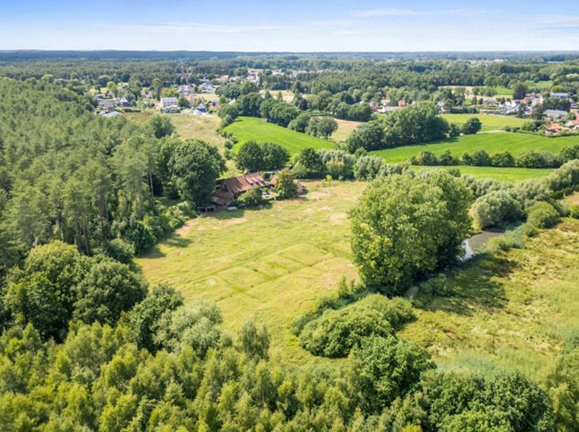 TESSENDERLO - Aan het einde van een doodlopende weg, grenzend aan de prachtige natuur van het Averbode Bos, ligt deze karaktervolle hoeve die absolute