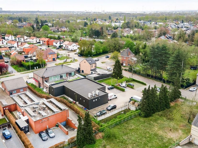 Immeuble commercial avec habitation sur un emplacement de choix à Boxberg in Genk<br />
Environnement :<br />
Cet immeuble commercial polyvalent avec