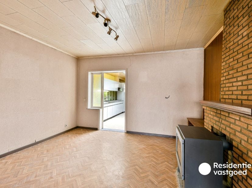 Deze rijwoning biedt een mooie opportuniteit voor wie op zoek is naar een renovatieproject met potentieel. De woning beschikt over een aangename leefr