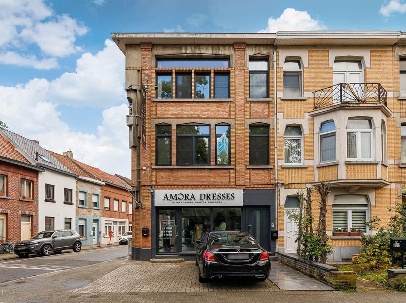 Dit uniek pand is gelegen in een aangename en goed bereikbare buurt nabij het centrum van Mechelen. In de directe omgeving bevinden zich diverse dagel