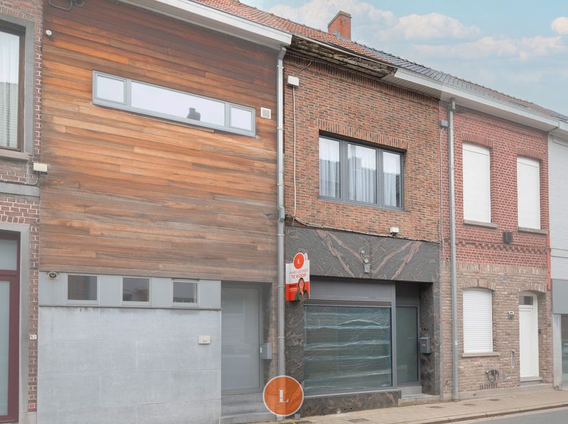 Ontdek deze unieke kans om eigenaar te worden van een&amp;nbsp;handelshuis, gelegen in het&amp;nbsp;centrum&amp;nbsp;van&amp;nbsp;Izegem.<br />
Deze charmante Bel-Eta