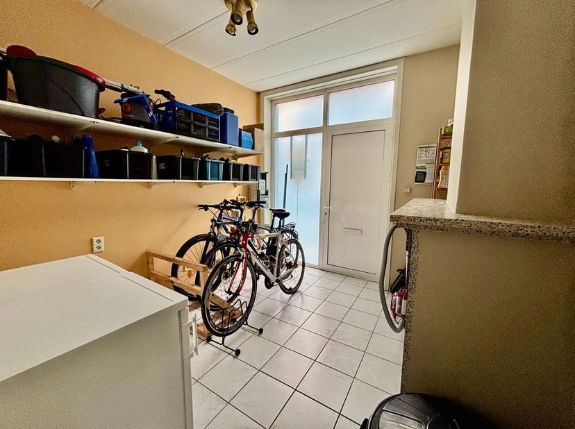 Dit gezellig appartement is gelegen op de eerste verdieping van een kleinschalig gebouw met slechts twee woonentiteiten, aan de stadsrand van Roeselar