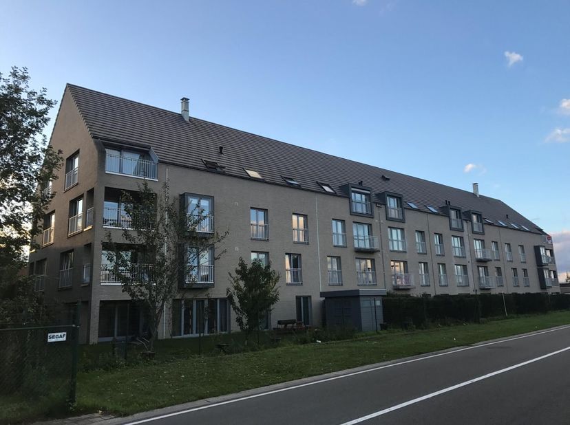 Uitstekend gelegen woonappartement op de tweede verdieping.<br />
Het appartement bestaat uit: lichtrijke leefruimte met zit- en eethoek - open keuken