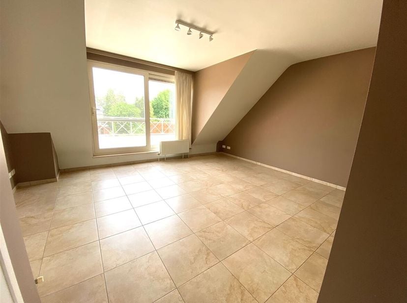 Appartement mansardé avec 1 chambre et garage individuel.<br />
Cet appartement d'une chambre, très bien entretenu, bénéficie d'un emplacement excepti