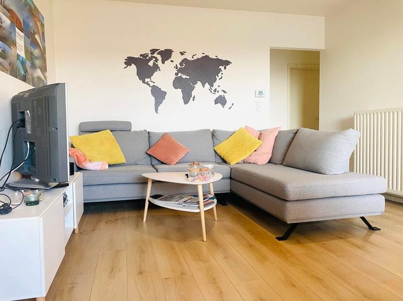 Dit modern 1slaapkamerappartement met gemeenschappelijke tuin en zwembad is gelegen in een rustige en doodlopende straat te Aalst. Het appartement maa