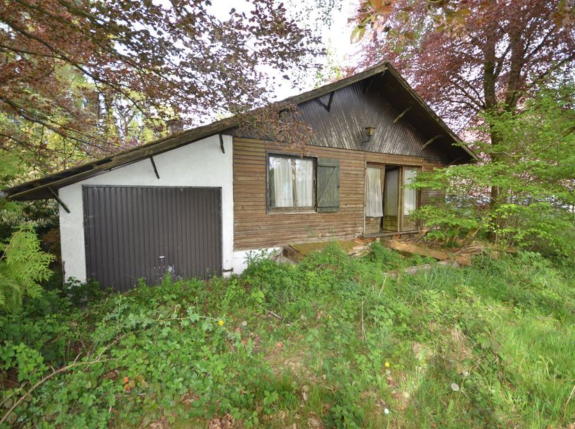 Gelegen in het charmante dorpje Brûly-de-Pesche, direct aan de Franse grens, biedt dit chalet dat volledig gerenoveerd moet worden een groot potentiee