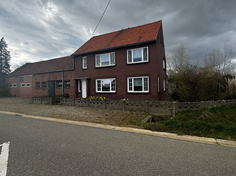 Op te frissen hoeve op een perceel van 22 are en bijhorende landbouwgrond van 1 hectare 22<br />