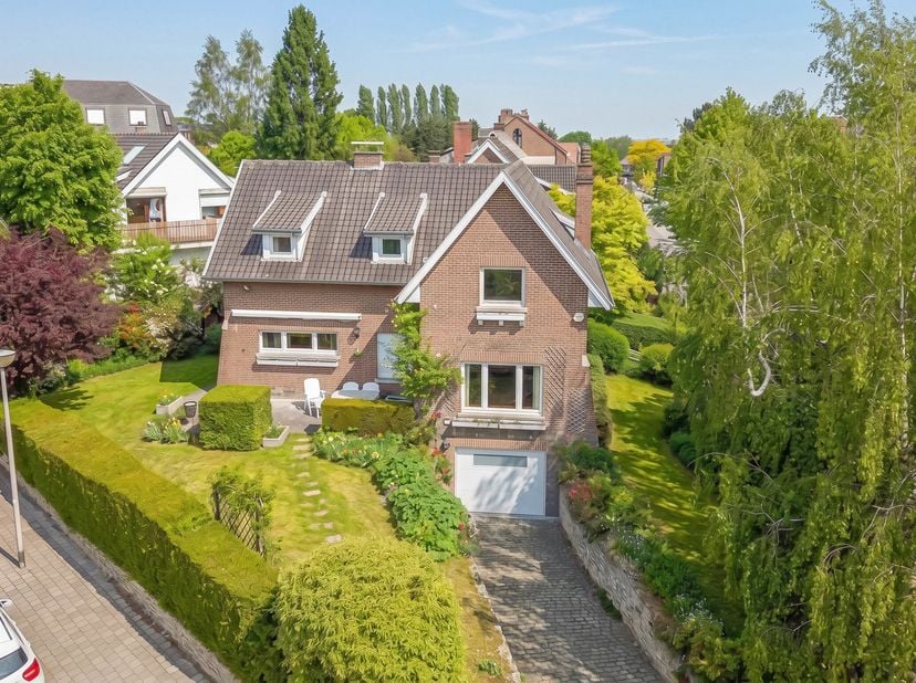 Maxime Real Estate stelt u deze villa met mooi potentieel na renovatiewerken voor.<br />
Uitstekende ligging in een residentiële wijk van Kraainem, vl