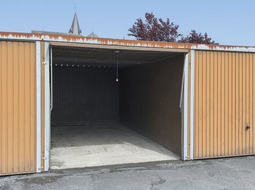 Garage in een complex van 12 garages . De garages zijn bereikbaar vanaf de Stationsstraat .<br />
Garage 4 en 11 ter beschikking. Elke garage heeft ee