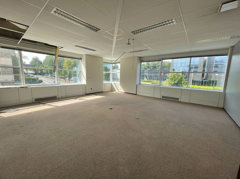 Des bureaux fantastiquement situés avec des surfaces de 445 m² à 1.077 m² à louer le long du R0 à Wemmel. Les bureaux sont situés au 1er étage du parc