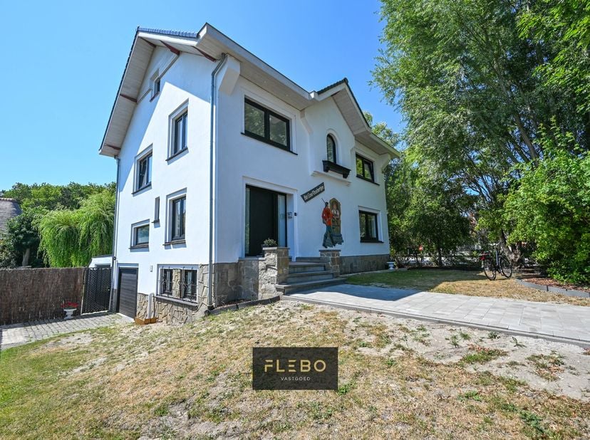 Vlakbij het strand, bos en centrum van Wenduine treffen we deze charmante villa. De woning werd in 2026 volledig, en met oog voor detail, gerenoveerd.