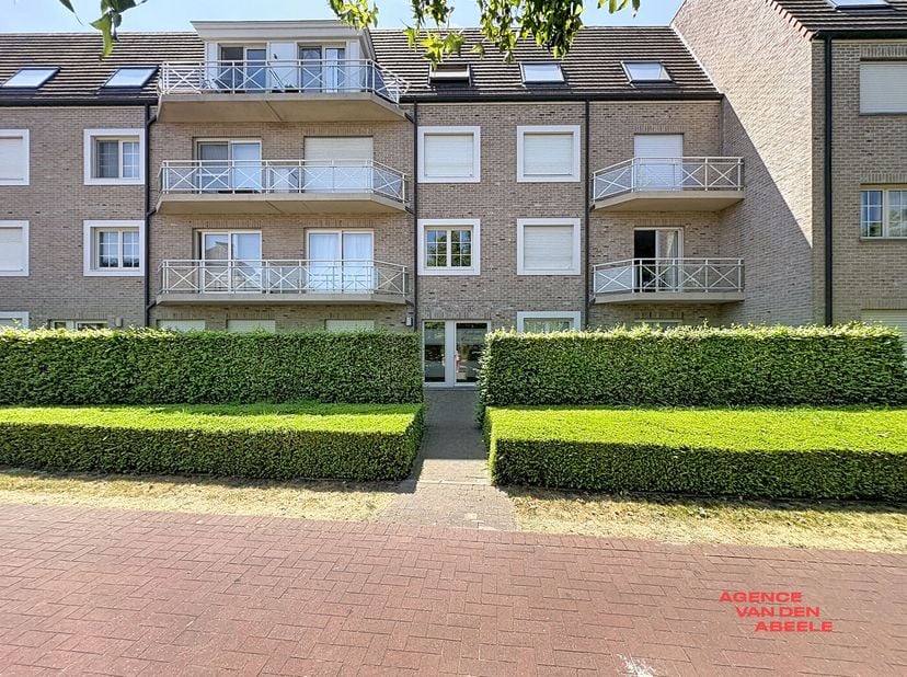Dit charmante appartement is gelegen in de rustige en groene wijk Sint-Andries, een ideale plek voor wie op zoek is naar comfort en rust. Het pand bes