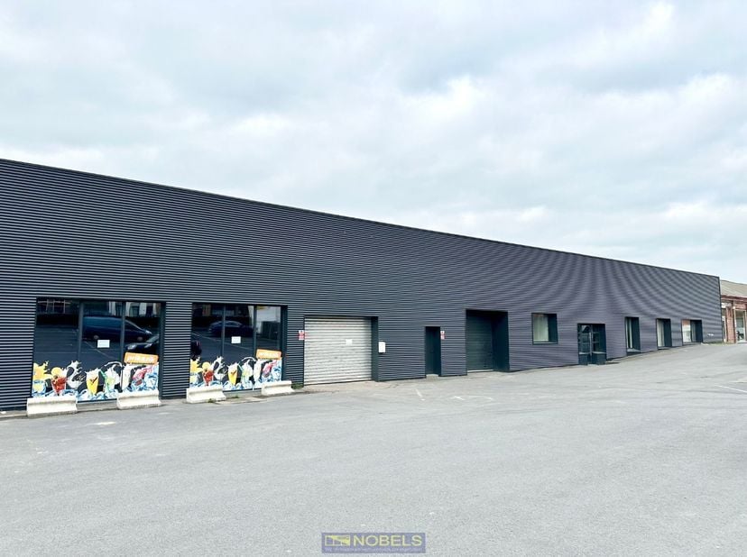 Te huur ruim, industrieel magazijn gelegen te Ronse<br />
<br />
Dit EXCLUSIEVE MAGAZIJN biedt UITSTEKENDE OPSLAGMOGELIJKHEDEN en is STRATEGISCH GELEG