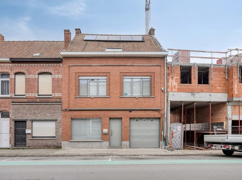 Dit mooie huis nabij het centrum is instapklaar ...<br />
Achter de mooie gevel schuilt dit gezellig eigendom. We komen binnen langs de hal met vestia