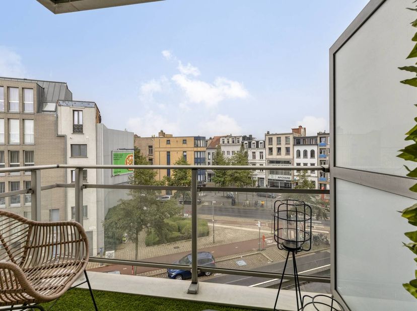 Dit instapklaar appartement met één slaapkamer en terras te koop in Antwerpen is gelegen in een gekend residentieel gebouw op de derde verdieping en h