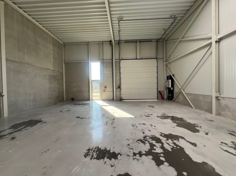 Nieuwbouw KMO-unit van 144 m² te huur in het nieuwe bedrijvenpark "STADSBEEMD", strategisch gelegen op het bedrijventerrein van Halen, vlakbij de op-