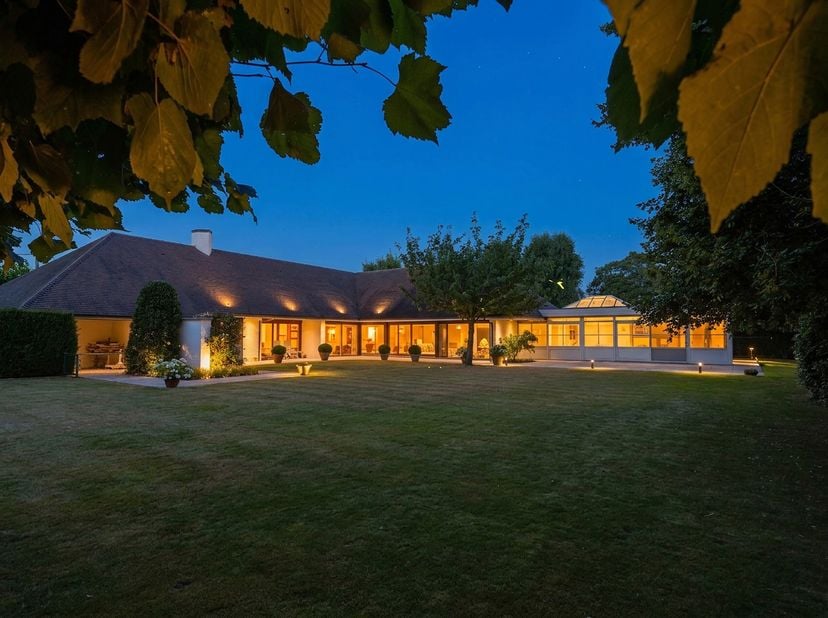 Gelegen op een prachtig perceel van 3.667m² geniet u hier van absolute privacy in een groene omgeving. Met een dubbele inpandige garage, drie afzonder