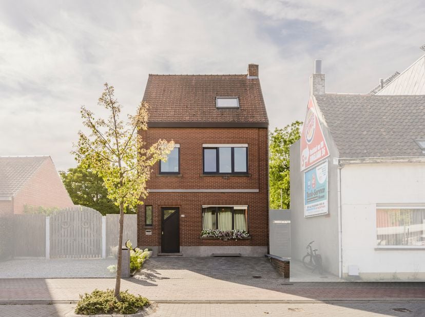 Huis te koop in Kortrijksesteenweg 239,
                    8530 Harelbeke