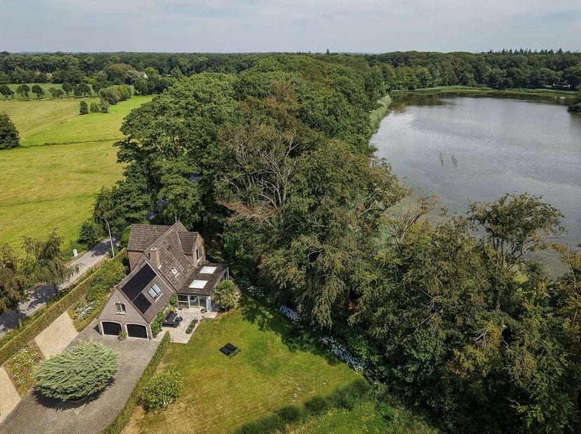 In deze statige, karaktervolle woning uit 1973, uniek gelegen in Aalter met een adembenemend, vrij zicht op het natuurgebied De Kraenepoel.<br />
<br