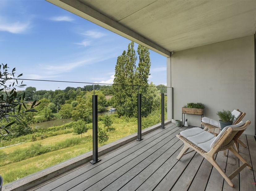 Welkom in dit stijlvolle en instapklare appartement aan de Hundelgemsesteenweg 264A in Ledeberg, op een uitstekende locatie vlak bij Gent.<br />
Dit r