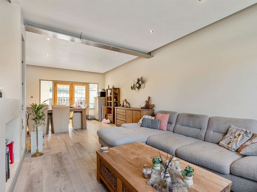 Deze woning is gelegen in Pelt, op een gunstige locatie op slechts ca. 150 meter van de natuur. Bovendien bevindt de woning zich vlak bij de N74 en op