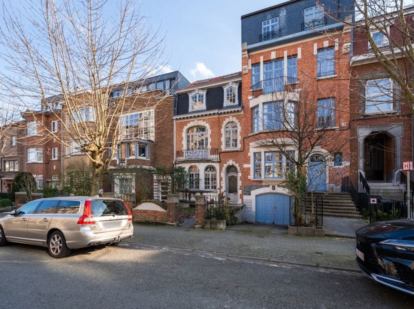 WOLUWE-SAINT-LAMBERT, dicht bij alle voorzieningen ( G. Henri wijk), HERENHUIS (5 slaapkamers/1 badkamer/1 bureau) met een bewoonbare oppervlakte van