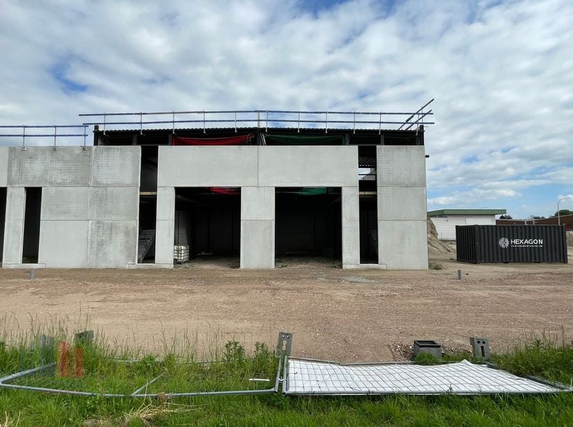 Nieuwbouw KMO-unit van 211 m² met 70 m² mezzanine/kantoor en 4 privatieve parkeerplaatsen te koop, de unit maakt deel uit van het gloednieuwe&amp;nbsp;bed