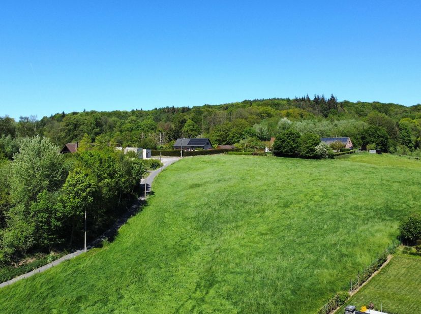 Een uniek gelegen stuk bouwgrond met een (intussen vervallen) vergunning voor alleenstaande ééngezinswoning /villa op een idyllisch plek, aan de ander