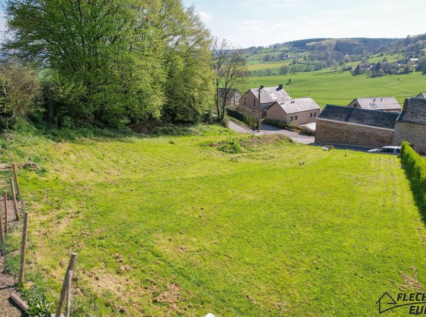 Découvrez ce terrain de 1350m² avec permis de bâtir situé sur les hauteurs de Theux, vous offrant une magnifique vue dégagée sur la vallée. Le permis