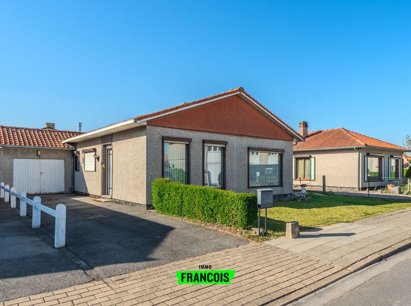 Cette BUNGALOW à rénover avec garage est située dans un quartier résidentiel à Leffinge. Toutes les commodités se trouvent à courte distance : écoles,