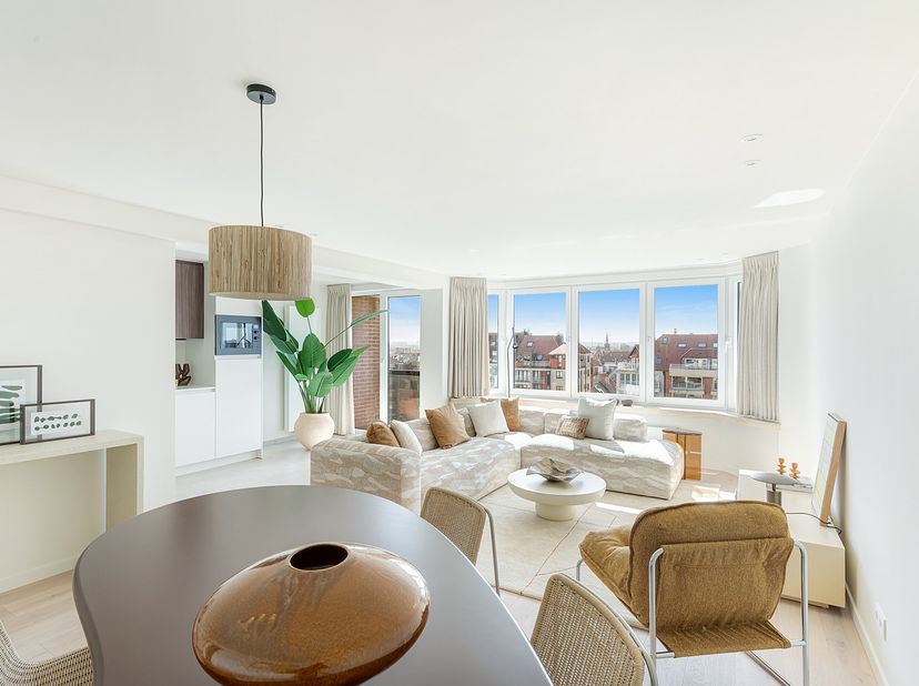 Dit groot (woon)appartement is goed en zonnig gelegen op de Graaf d'Ursellaan te Heist-aan-Zee.<br />
<br />
Indeling: Grote inkomhall met vestiaire,