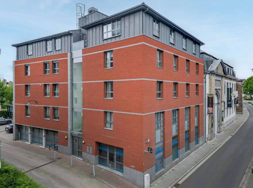 In het hart van Sint-Truiden bevindt zich dit moderne appartement van 111 m². Het beschikt over twee ruime slaapkamers en is ideaal voor gezinnen, kop