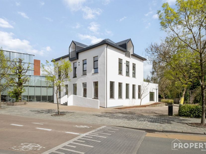 Rez-de-chaussée commercial situé dans un emplacement de premier choix à vendre !<br />
<br />
Ce spacieux espace commercial (183 m²) est proposé en