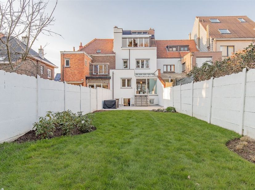 Gerenoveerde 2 gevel bebouwing  - 215 m²  - 3 slpks  -  Zuidgerichte tuin  -  Vilvoorde (Kassei)<br />
ZELDZAME KANS IN VILVOORDE  INSTAPKLARE WONING