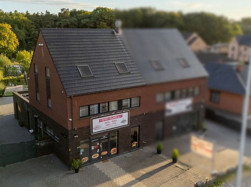 Heeft u interesse? Bekijk deze woning op onze website http://www.domovastgoed.be of contacteer ons op het nummer 011/96.49.96<br />
<br />
Handelspand