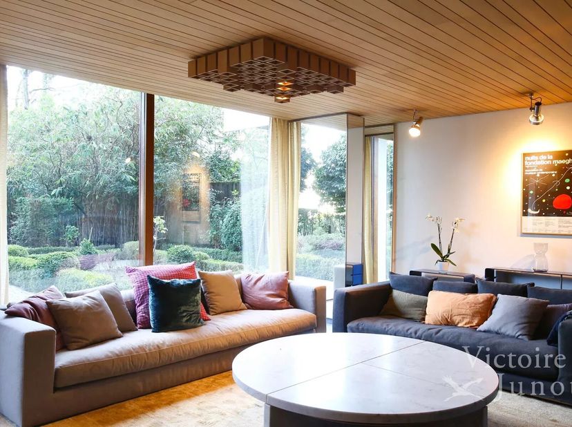 Victoire Junot stelt u dit prestigieuze appartement van ±172 m² voor, ideaal gelegen aan de emblematische Vijvers van Elsene en volledig gemeubeld en