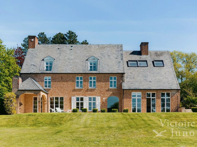 Victoire Junot heeft het genoegen u exclusief deze uitzonderlijke woning te presenteren in de gewilde wijk van de voormalige golfbaan in Rhode-Saint-G
