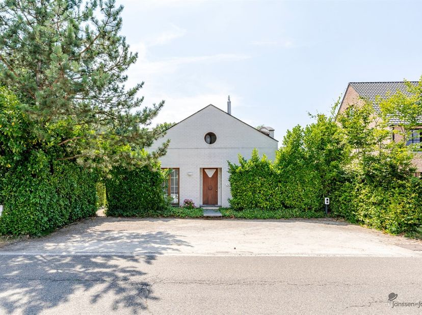 Sommige woningen zijn gebouwd om in te wonen, andere om te beleven. Deze villa uit 1993 met zijn uitzonderlijke architectuur behoort zonder twijfel to