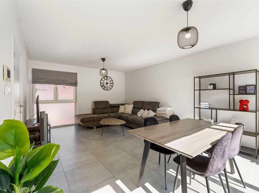 TE KOOP: Recent 2-slaapkamerappartement in het centrum van Heusden!<br />
Welkom in dit recente en hoogwaardig afgewerkte appartement, gelegen op een