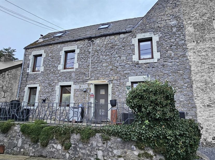 SOUS OPTION - PLUS DE VISITE - Prix: Offre à partir de 140.000 euros, frais d'agence non inclus et à charge de l'acquéreur.<br />
Maison à rafraichir