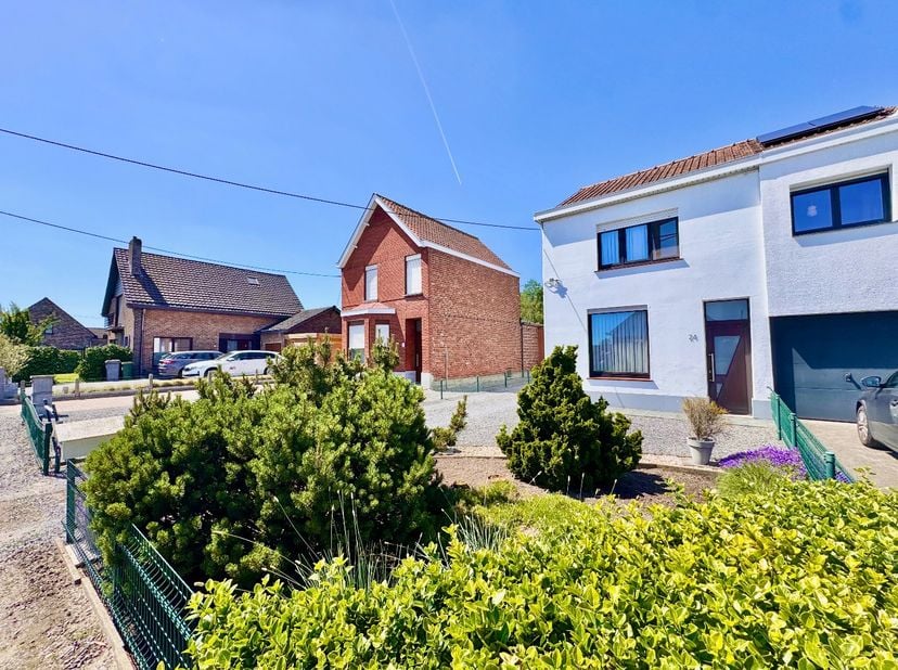 Bent u op zoek naar een verzorgde woning met een rustige ligging én alle voorzieningen binnen handbereik? Dan is deze charmante halfopen bebouwing in