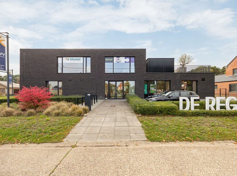 Modern bedrijfspand De Regio  Instapklaar en Futureproof<br />
Locatie: Oosterwijk, langs de Olenseweg tussen Herentals en Aarschot, meer dan 20.000 v