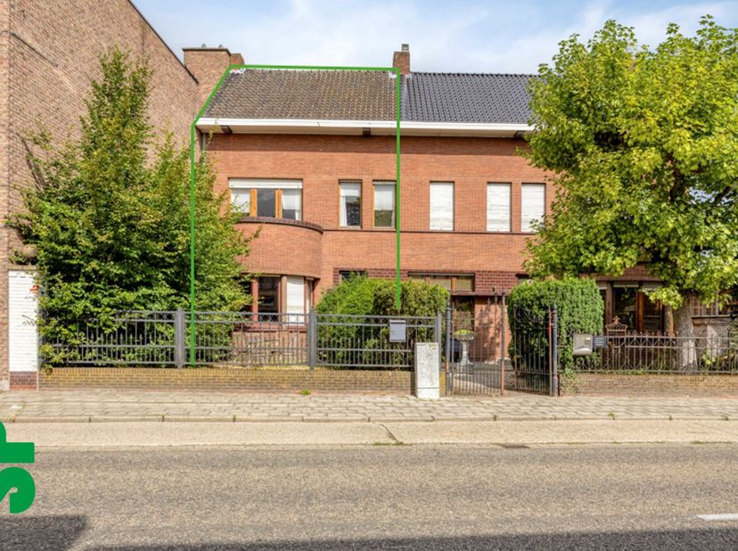 Te renoveren herenhuis in hartje Mol<br />
Dit herenhuis verwelkomt je via een inkomhal die leidt naar een lichtrijke en aangename leefruimte, met aan