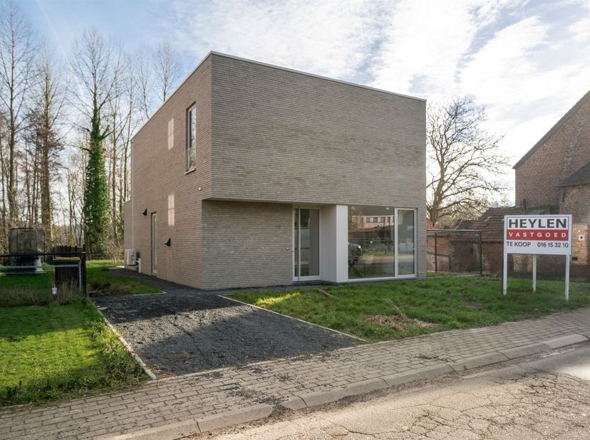 In het landelijke Sint-Agatha-Rode (Huldenberg) ligt deze moderne open bebouwing van 192 m², uniek aan het natuurreservaat Grootbroek. Geniet van een